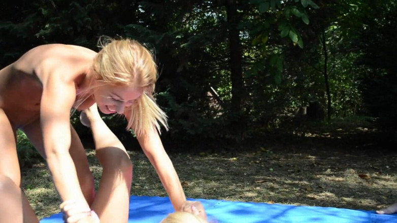 European Erotic Mixed Wrestling Club: Zwei heiße lesbische schätzchen haben wrestling, während der junge zuschaut