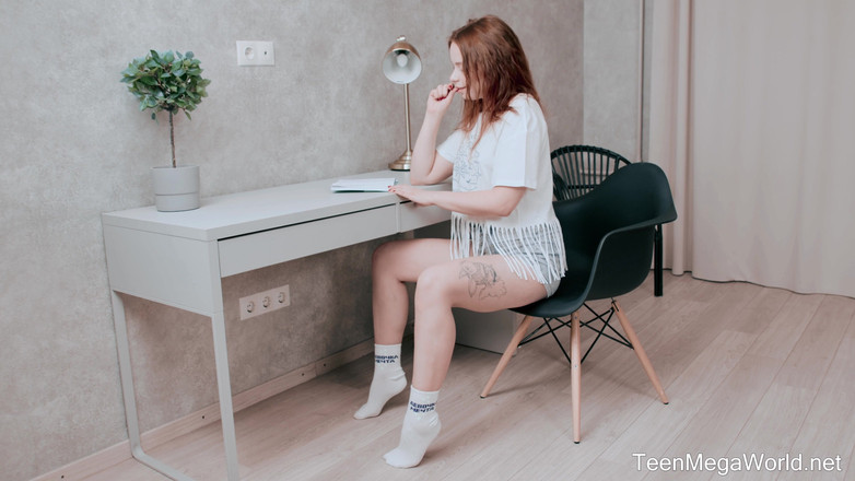 Teen Mega World: 공부할 때 보지를 문지르는 귀염둥이