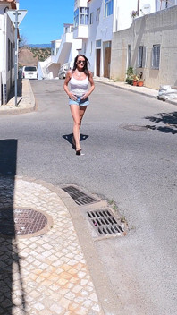 Mamă sexy britanică țâțoasă își udă pantalonii scurți