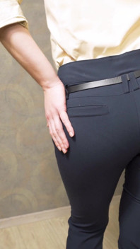 Perfecte kont babe in strakke werkbroek plaagt zichtbare pantylijn