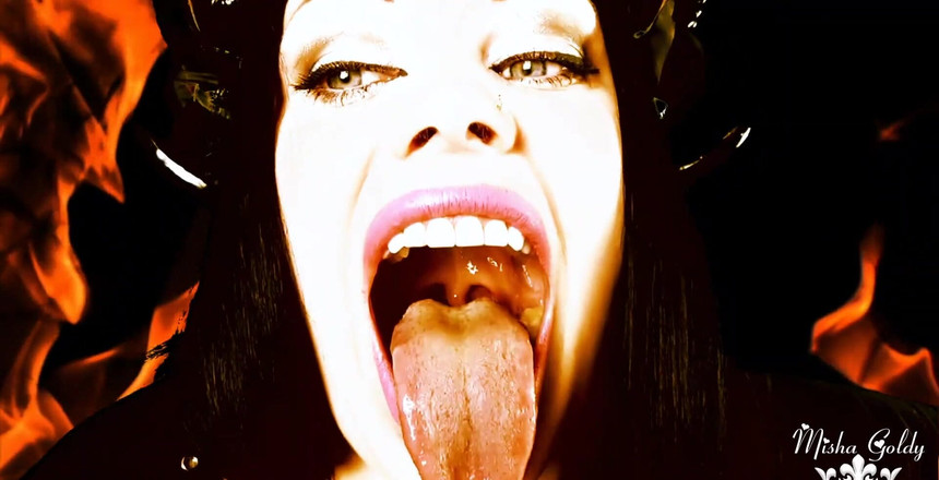 Goddess Misha Goldy: Nechť démon ochutná tvé malé slabé tělo!