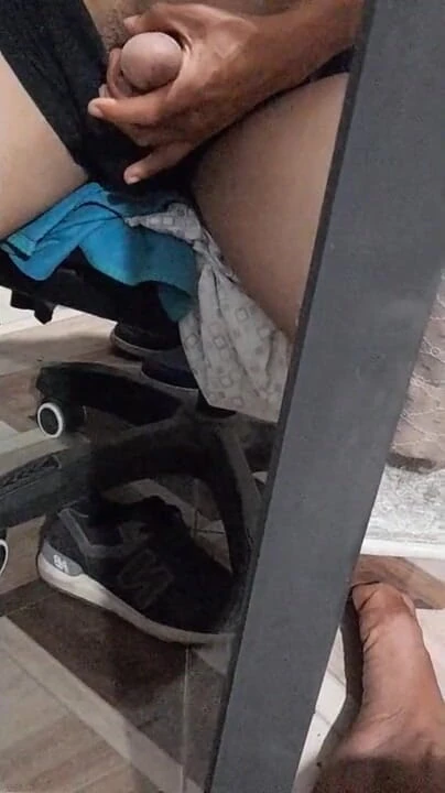Bare skin man: 就坐着拉它