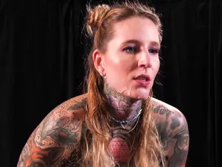 Une salope tatouée se fait baiser correctement et fait un show de masturbation