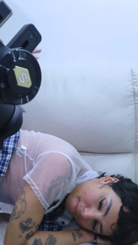 내 섹시한 의붓딸은 나에게 그녀의 카니발 의상을 보여, 나는 뒤로 잡고 내 자지를 넣을 수 없었다