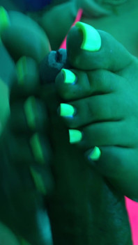 4K Bronceado Estudio Trabajando Con El Pie De Caliente Rubia MILF Con Largas Uñas Verdes De Neón Y Semen En Los Dedos Pies