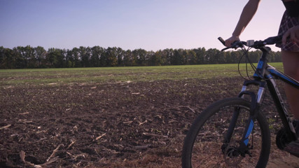 Teasecombo 4K: La ragazza cavalca una bici sotto la gonna mutandine bianche