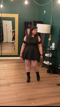 Dojrzałe lateksowe Polecenia Dominatrix Nagich Niewolników