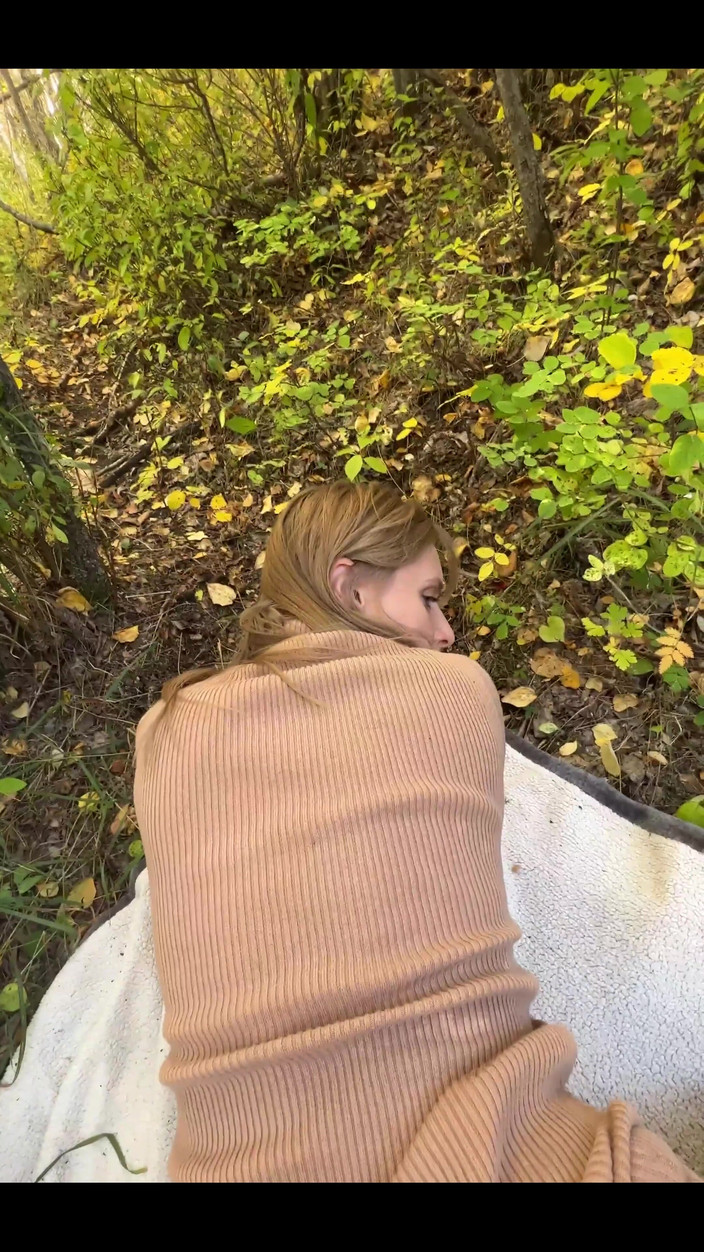 Nerdy Nympho: Cizinec mě chytil v lese a vystříkal se do mě