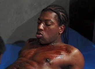 Bareback TV: Güreş yapan zenci eşcinseller sikişiyor ve yarak emiyor