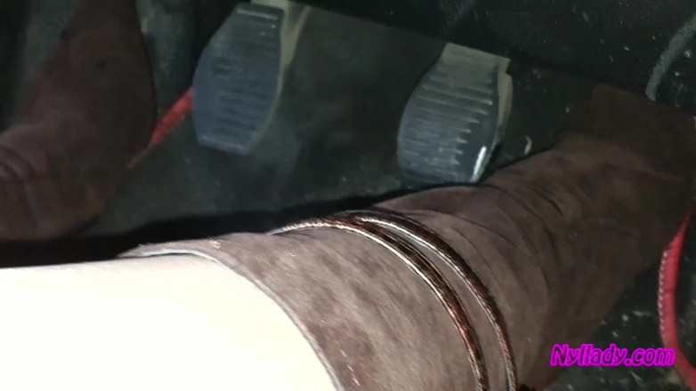 Nyllady: Nyllady conduit sa chatte rouge dans des bottes à talons hauts