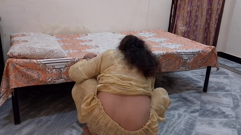 RedQueenRQ: Finalmente, ho la possibilità di scopare una cameriera solitaria che...