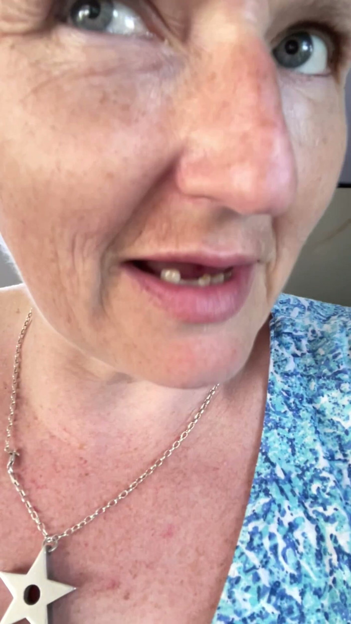 MistressWriggler: Stiefmutter Spielt Hinten Im Bus Mit Ihrer Stinkenden Muschi, Dann...