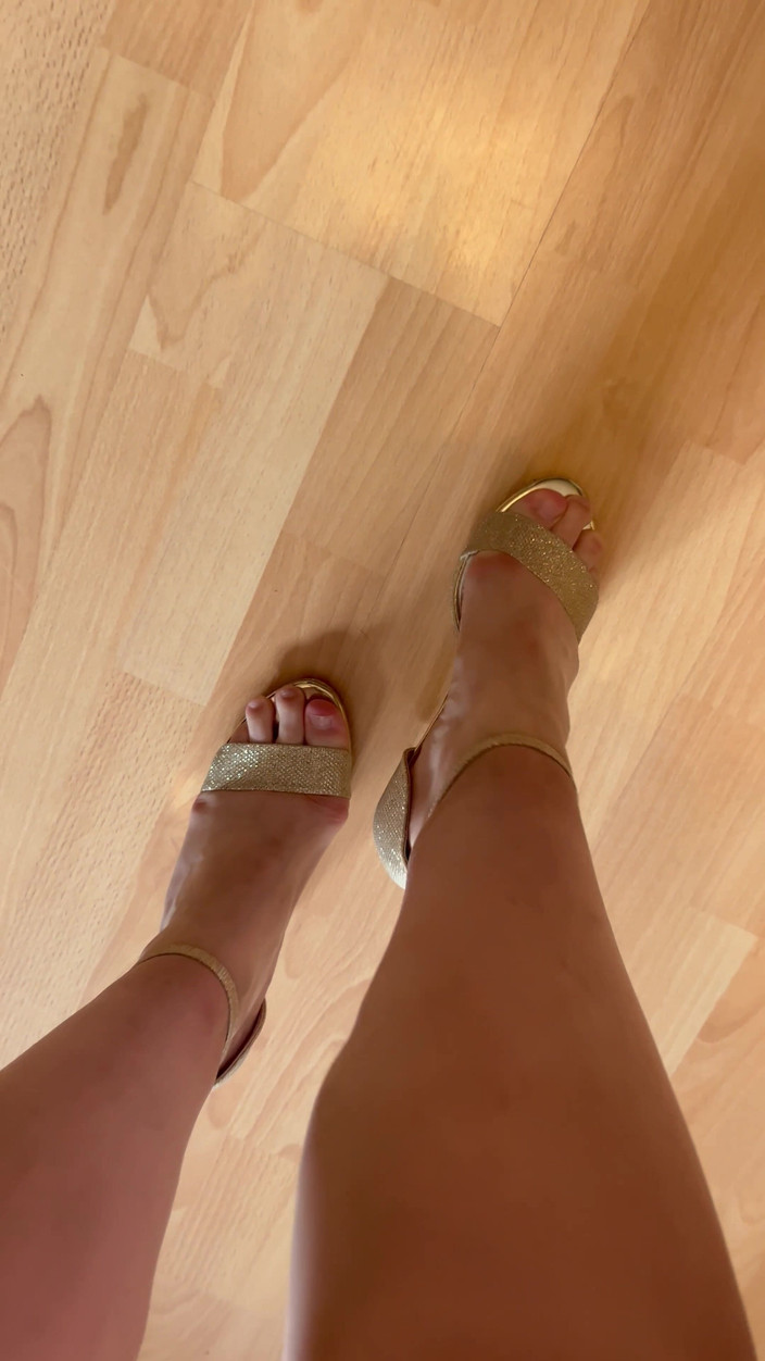 Feet: Pov: âm thanh đi bộ trong đôi giày cao gót màu Beige