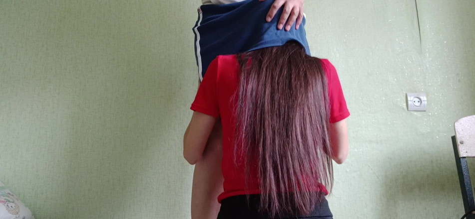 Lesbian-illusion: Mijn verlegen buurvrouw klom zonder te vragen onder mijn rok,...