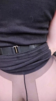 公然とおしっこをするブロンドのナイロン美女がパンティストッキングに精液を浴びせる