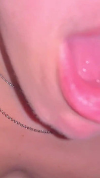 POV: freche ehefrau gibt ihrem arsch in nahaufnahme anal, sperma im mund