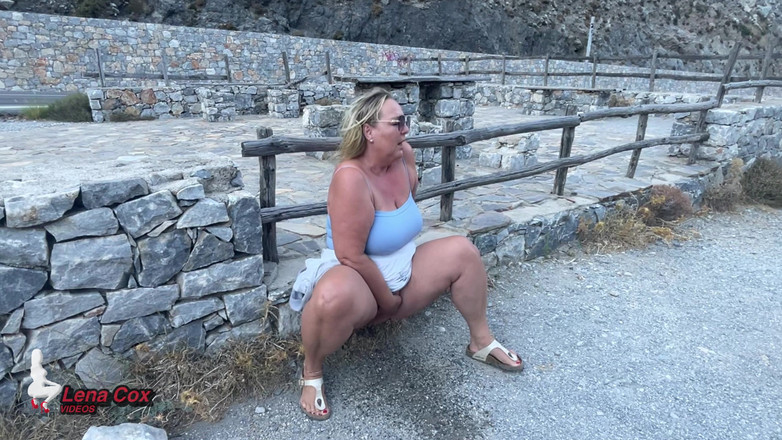 Lena Cox: Geile vrouw spuitexplosie op parkeerplaats