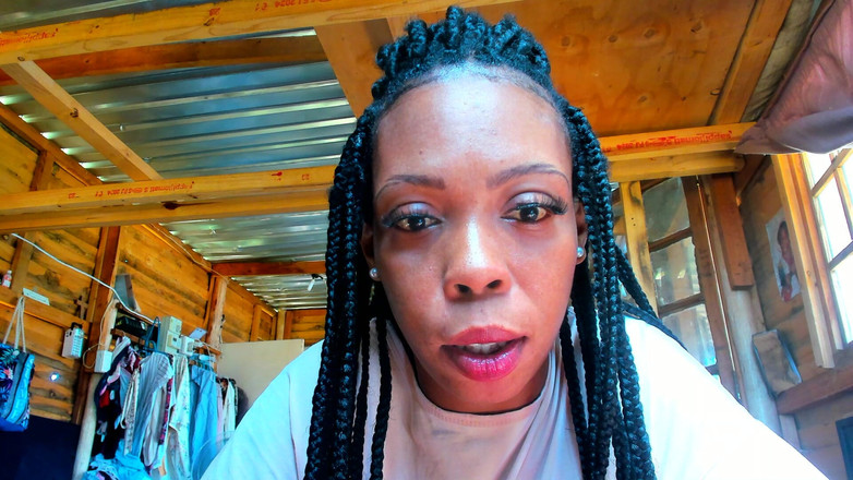 AnalEbony: Cewek seksi dengan pantat bahenol ini lagi asik muasin memeknya...