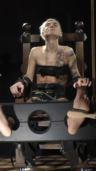 Nicky Tickling Block Throne