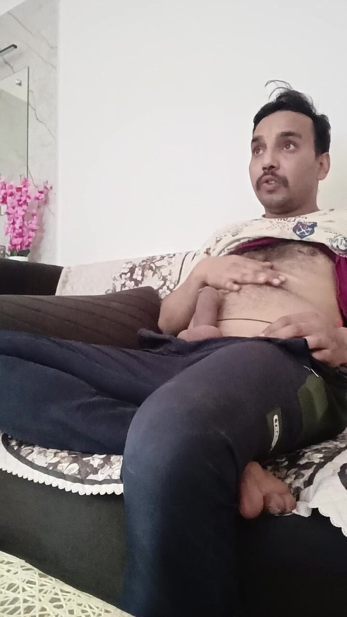 Rajasthani-old-lover: Masturbuje na mém gauči a sleduje televizi