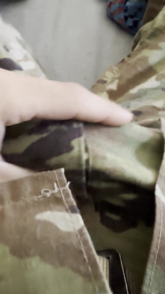 Gay Soldier Stuff: Армійський солдат дрочить у формі в чорних шкарпетках - стріляє навантаженням через дами