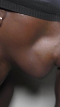 Gadis remaja kulit hitam lagi asik nyepong kontol besar pria kulit putih sampai telan sperma hangatnya