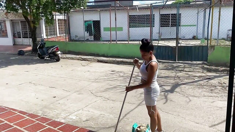 Yeison: 我在打扫卫生，我的继兄弟激起了我，最后我们做爱了