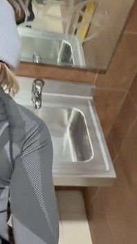 La moglie traditrice implora di ricevere creampie durante una rimorchiata subdosa in bagno pubblico