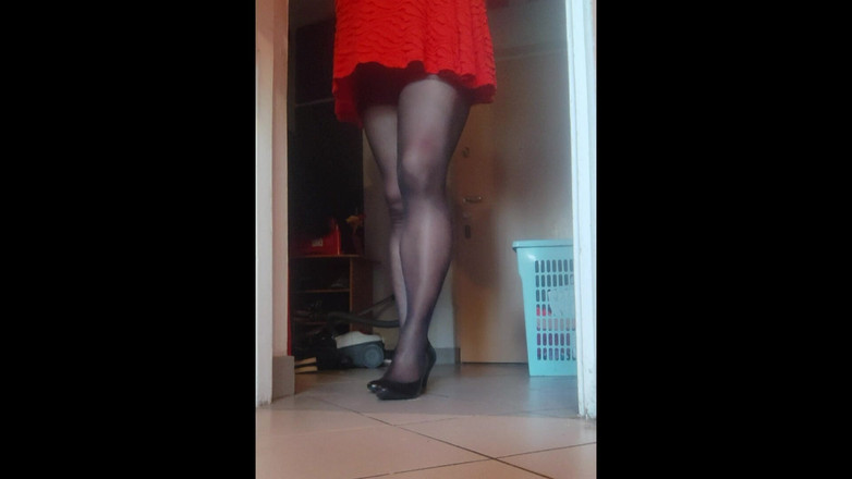 Nattalie Trans: Stoking hitam dan sepatu hak tinggi