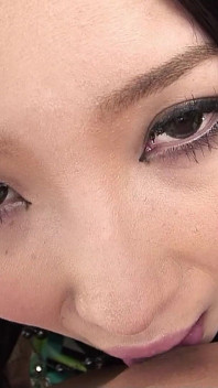 日本のティーンエイジャー、綾菜がこっそり継父にフェラチオをし、精液まみれになる
