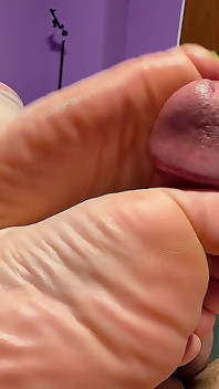 Deutsche Hausfrau Nahaufnahme Footjob Abspritzen Sexy Faltige Sohlen