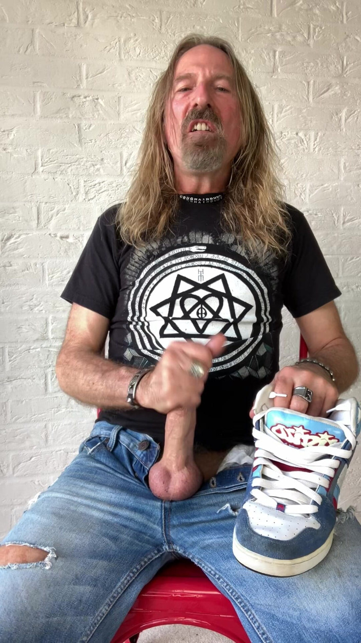 Longhairdude: Длинноволосая дрочит и кончает с тренерами Osiris, Torn Jeans, Tshirt