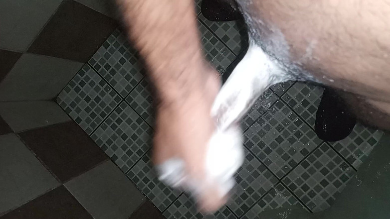 Cute boy jerks off: Çocuğa daha hızlı gelen sabun ve suyla mutluluk içinde