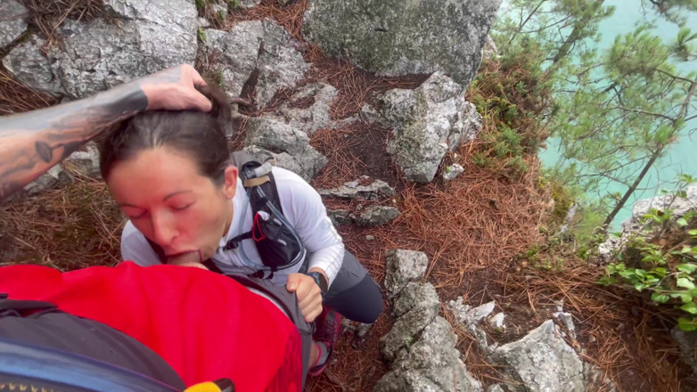Dazzlingfacegirl: Lutsch fremden schwanz im wald und schluckte ihr sperma