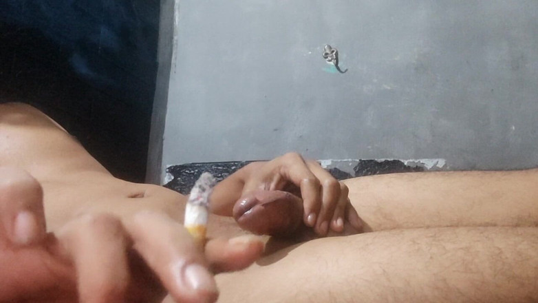 KontolVandem: Un indo utilise ses mains pour se masturber