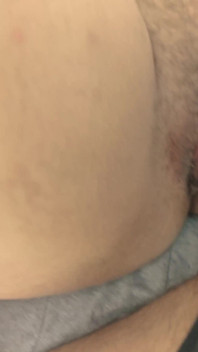 Mysterieuze brunette heeft melk op haar tieten en heeft trek in lul