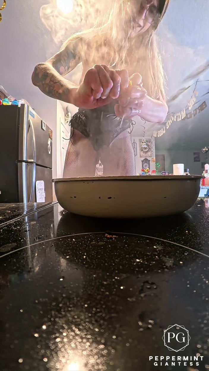 Peppermint Giantess: Gergasi menghidangkan Ayam Piccata dalam kasut tumit 8 inci &amp; pakaian dalam...