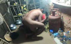 Une demi-sœur nue se fait baiser dans la cuisine du village