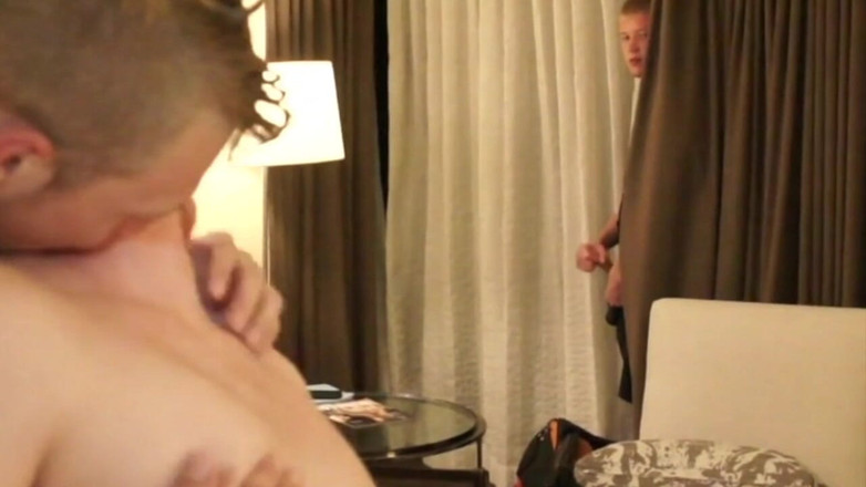 AMATOR BAREBACK FRENCH STUDIO: Bukkake amateur avec des jumelles gays suce tous ses amis