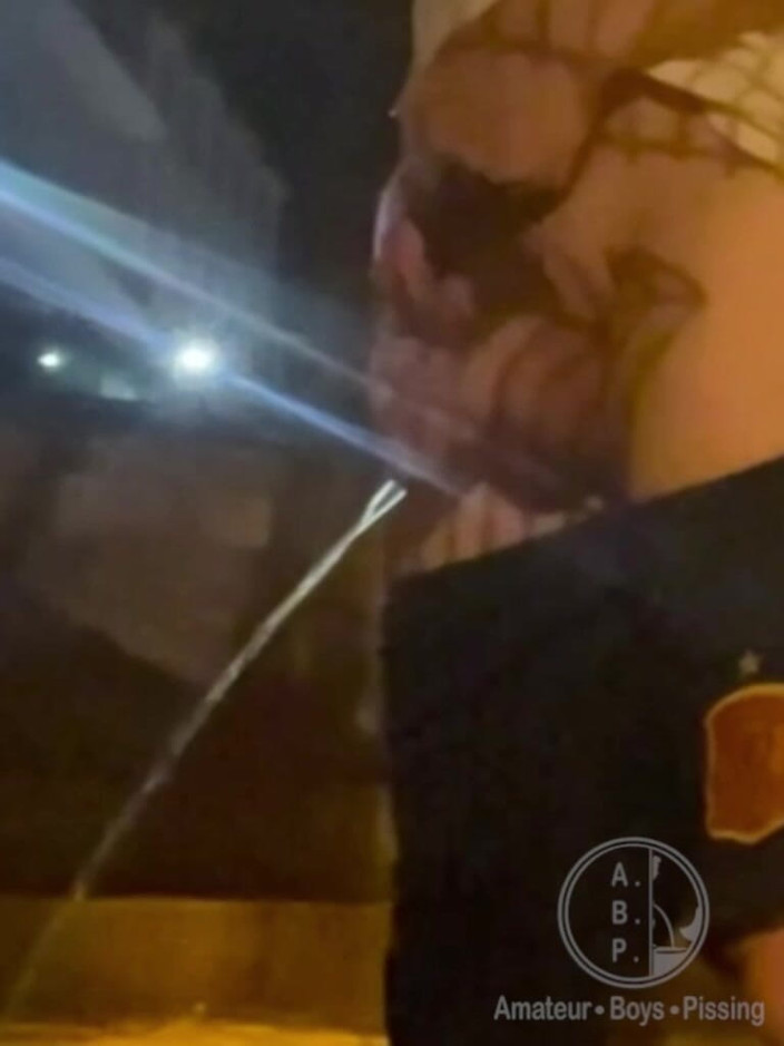 AmateurBoysPissing: Un Hétéro Amateur Surpris En Train De Pisser Dans La...