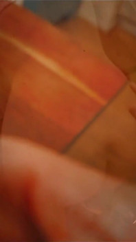 Sculacciata culo di una milf moglie bollente in lingerie rosa - si gode gli schiaffi e il suo culo diventa rosso