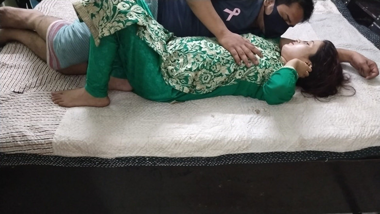 Indian Muslim Couple: Gli amanti indiani scatenano una notte appassionata dietro le porte...