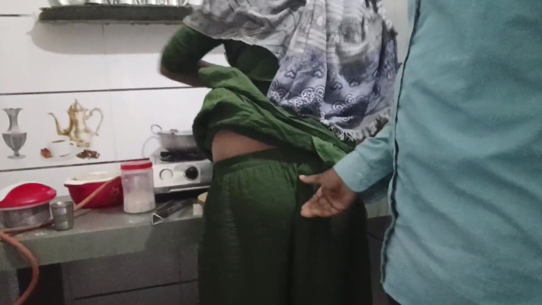 Bhabhi UP: Yemek yaparken baldızımın götünü parmakladim.