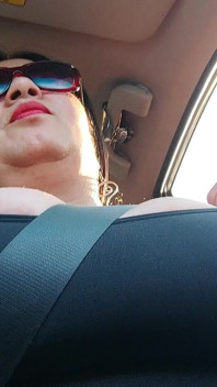 Seyahat eden üvey anne, yalnız hayranlar ağır çekimde, arabada büyük memeler