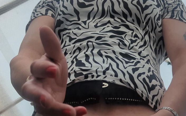 Fiona of Delights: Lek med moster Fionas slits