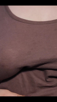 Ich berühre meine großen natürlichen titten durch mein t-shirt