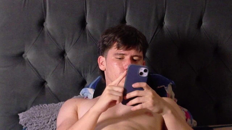 Icyhot707: Latinský Muž Je Nahý Na Posteli a Ukazuje Zadek