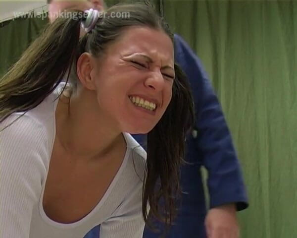 Spanking Server: Luisa recibe una paliza en la escuela