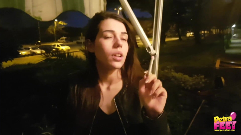 Smokin Fetish: สูบบุหรี่และหมกมุ่นเท้า outdoors กับสาววัยรุ่นน่ารัก