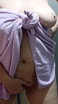 Vecina mea mamă sexy mă seduce când iese din baie